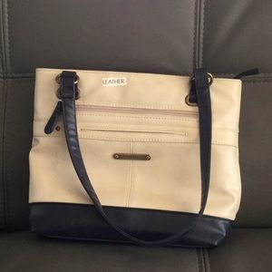 Beige/dark blue purse